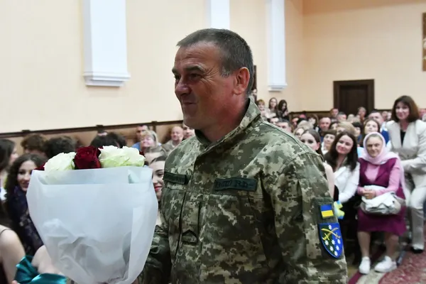 Усі плакали, а він зробив неможливе: у Луцьку військовий несподівано приїхав на випускний до доньки