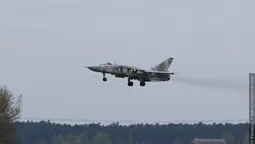 Лучанин показав польоти фронтових бомбардувальників у Луцьку (фото)