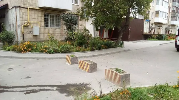 Муніципали Луцька демонтують самовільні шлагбауми та обмежувачі руху у дворах
