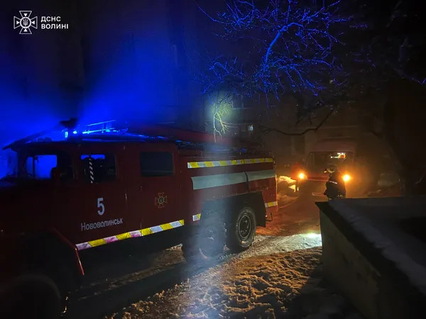Jaguar після ДТП і «швидку» із пацієнтом: на Волині рятувальники витягали із заметів два авто (фото)