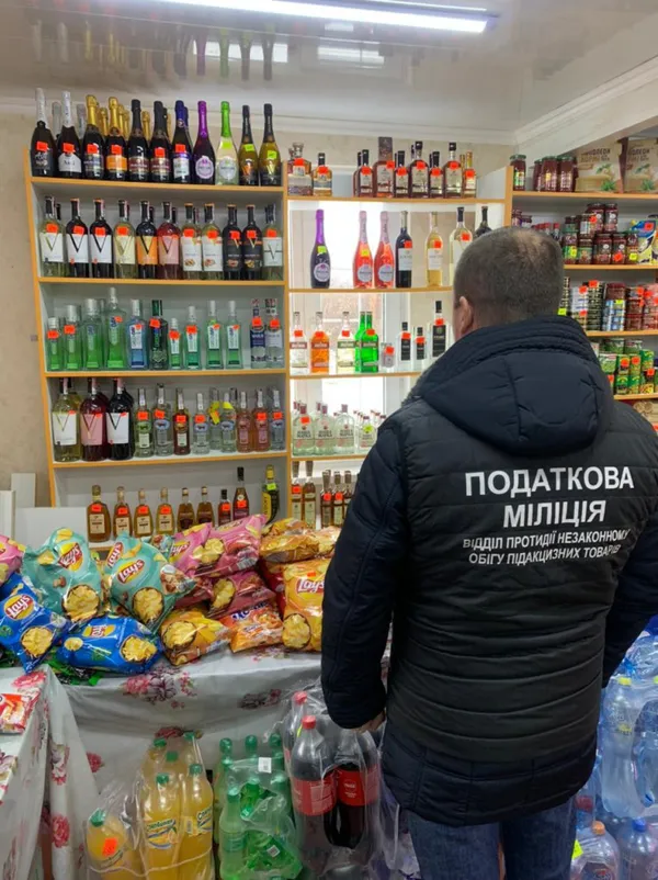 Операція «Спирт»: у Луцьку «накрили» склад горілки, коньяку і сигарет (фото)