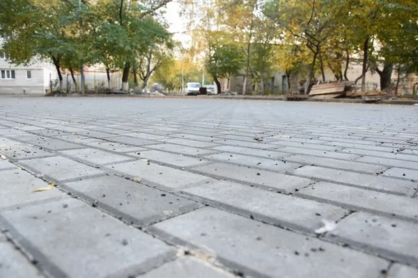 Як ремонтують прибудинкові території у Луцьку (фото)