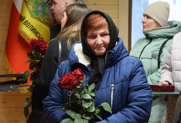 У Луцьку рідним загиблих прикордонників вручили їхні посмертні нагороди (фото)