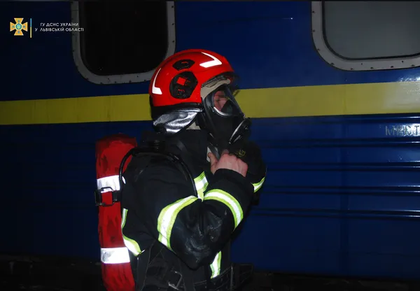 На вокзалі у Львові загорівся вагон з пасажирами (фото)