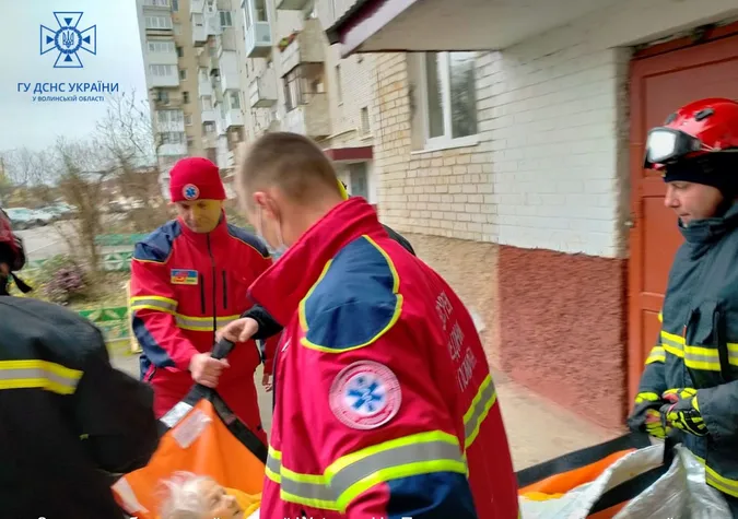 Не могла відкрити двері: у Луцьку рятувальники допомогли травмованій жінці (фото)