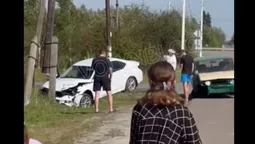 На Волині зіткнулись два легковики: від удару одна з автівок влетіла в електроопору (відео)