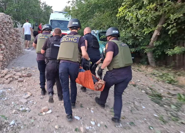 Атака на Дніпро: троє поранених, зруйновані будівлі та понівечені автівки (фото)