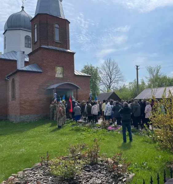 На похорон волинського захисника прийшли тисячі людей (фото)