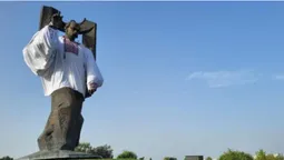 У Ковелі пам’ятник Шевченку вбрали у величезну вишиванку (відео)