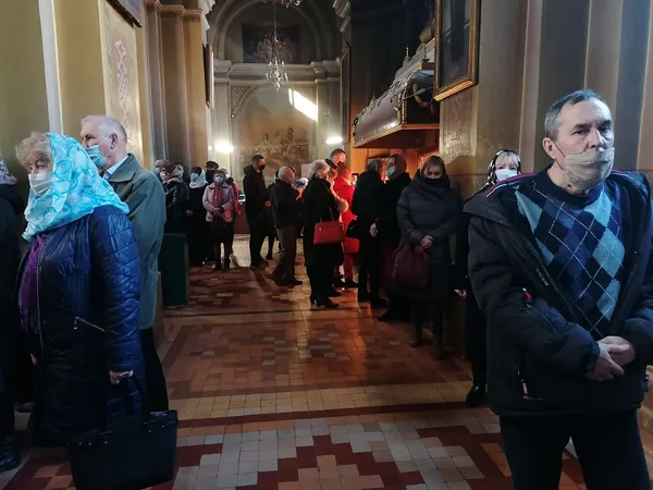 Свічки, молитва й соціальна дистанція: як у луцькому соборі святкують Благовіщення (фото)