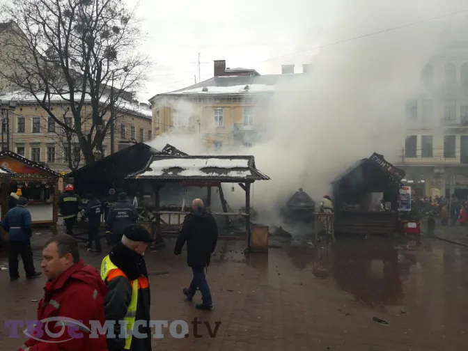 У Львові сталася пожежа на різдвяному ярмарку: є постраждалі (фото)
