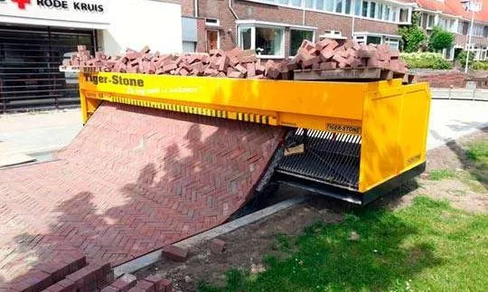 Нова технологія: як машина «друкує» дороги