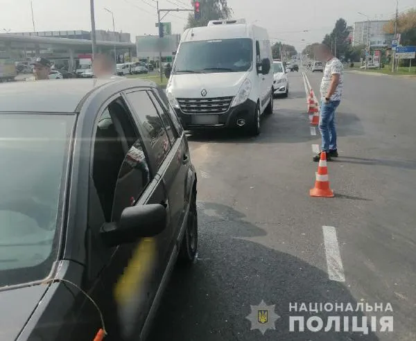 У Луцьку одесит на бусі «наздогнав» легковик (фото, відео)