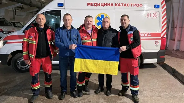 Бригада медиків, яка разом з Анатолієм Калинюком (крайній праворуч) працювала на Херсонщині. Фото: Анатолій Калинюк