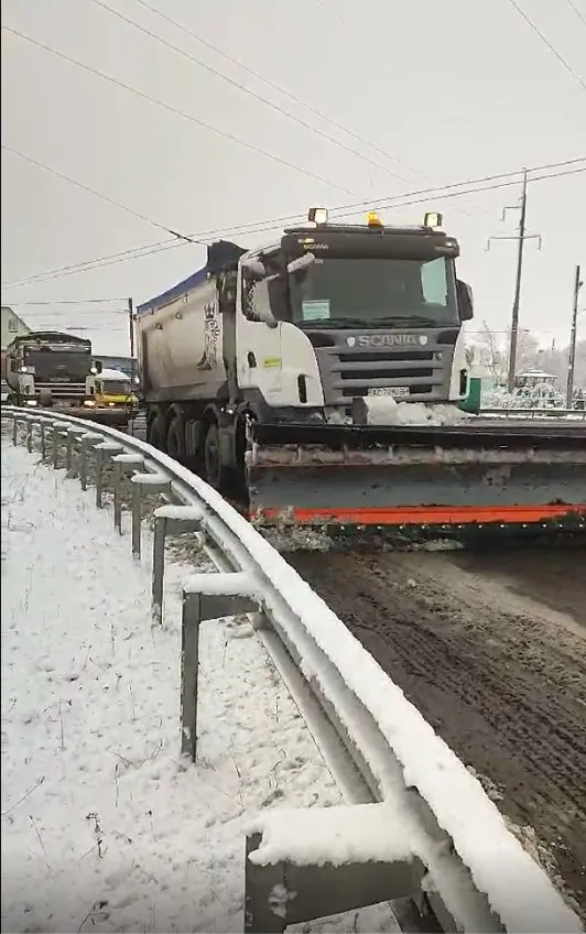 На дорогах Волині ліквідовують наслідки снігопаду (фото)