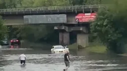 Готуйте човни: у Луцьку автівки «тікають» від потопу під мостом (відео)