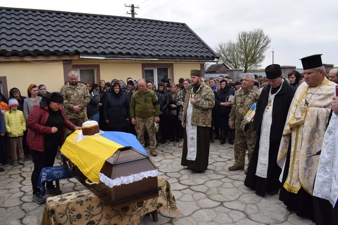 На Волині попрощалися з воїном, який загинув під Бахмутом (фото)