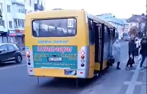 У Луцьку горіла маршрутка: евакуювали всіх людей (відео)