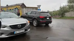 Біля школи №13 у Луцьку – аварія: автівка заїхала у стіну (фото)