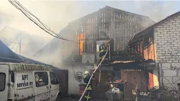 У Ратному горить будівля – ліквідація пожежі триває (фото)