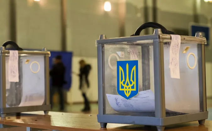 На дільниці в Луцьку виборці двічі залишали бюлетені в кабінках