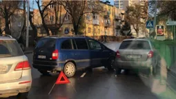 У центрі Луцька не поділили дорогу дві автівки (фото)