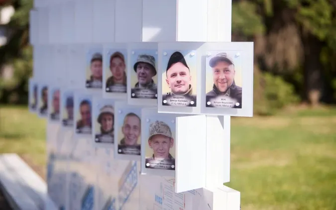 «Чорні стрічки – це неправильно»: у Луцьку просять не класти квіти біля стенду зниклих безвісти