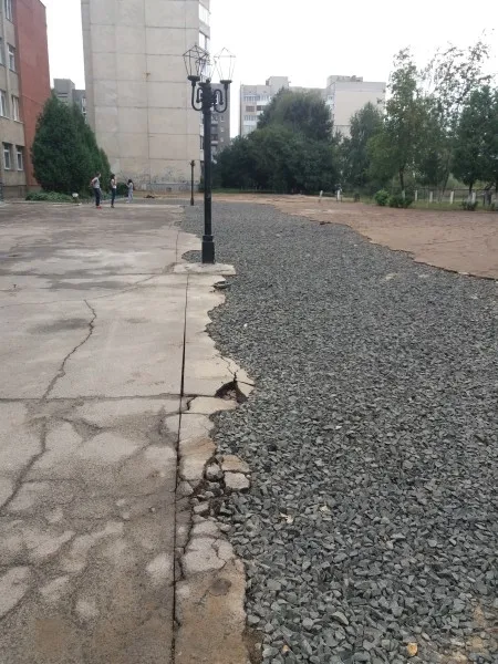 У Луцьку просять відновити благоустрій біля школи № 26 (фото)
