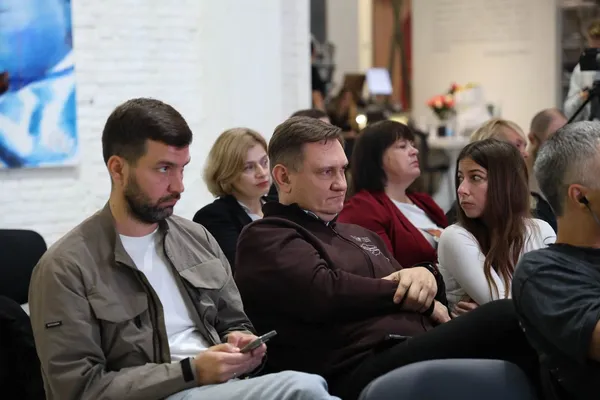 Від «зборів на картку» до системної допомоги: у Луцьку обговорили майбутнє української благодійності (фото)