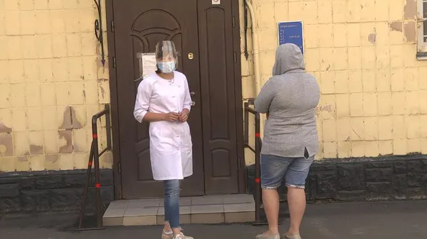 Лучани стоять у черзі, аби здати тест на коронавірус (фото)