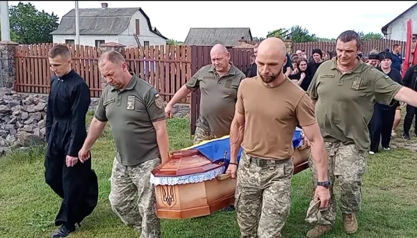 Без батька залишилися двоє дітей: на Волині провели в останню дорогу захисника Валентина Вавелюка (фото, відео)