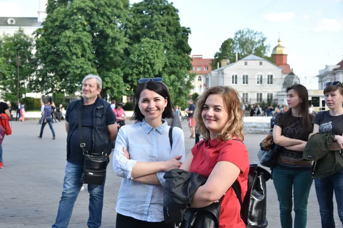 Живі скульптури та оркестр між вогнями: Луцьк провів весну музично й театрально