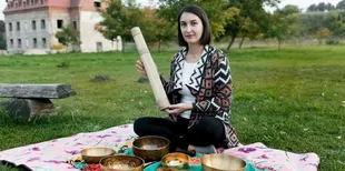 Від тибетських чаш до шуму дощу: як волинянка лікує від стресу звуками (фото)