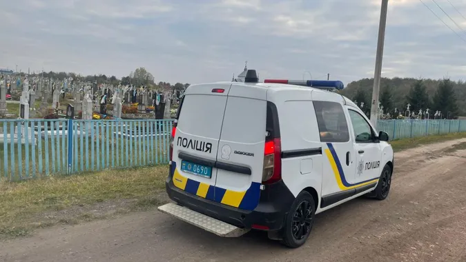 Нововолинські цвинтарі, де катували тварин, почали перевіряти поліцейські (фото)