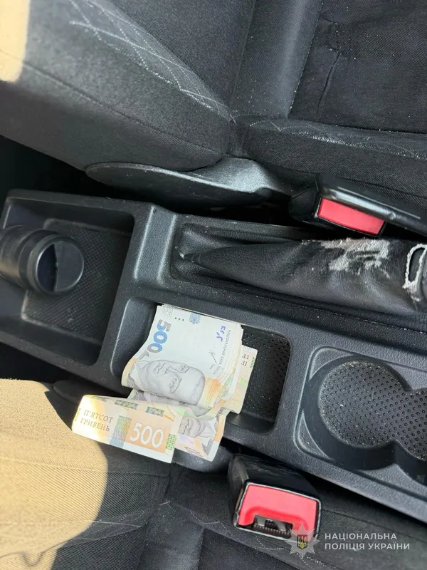 Військовий у розшуку за СЗЧ на Волині хотів підкупити наряд поліції за $4 тисячі (фото)