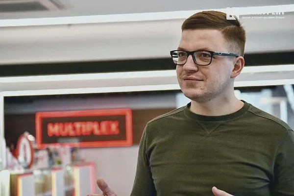 У Луцьку повна зала пенсіонерів зібралася на кіноперегляд (фото)