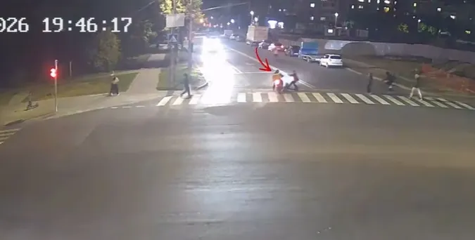У Луцьку скутерист збив керманича самоката та втік: момент ДТП потрапив на камери (відео)