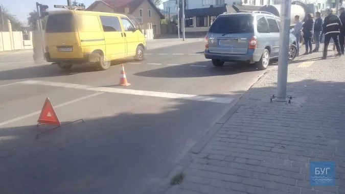 На Волині автомобіль з фекаліями врізався у «Мазду» (фото)