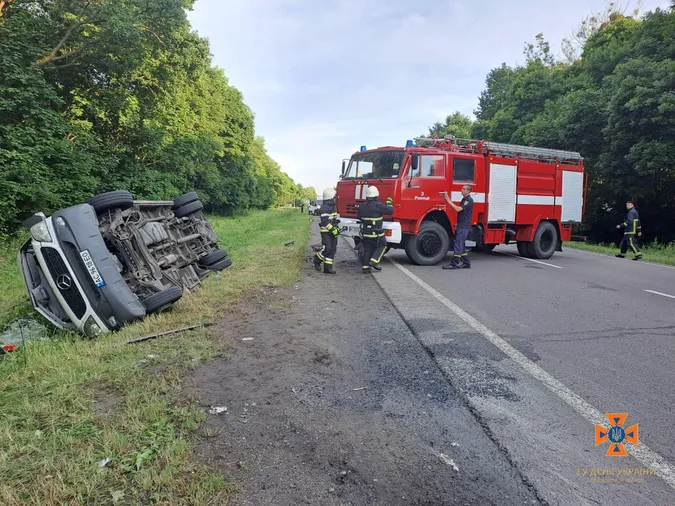 Під Луцьком зіткнулися МАЗ і пасажирський автобус – тринадцять потерпілих (фото)