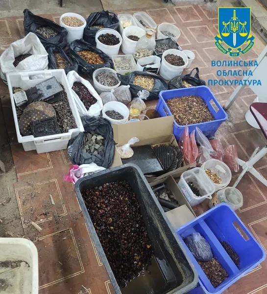 На Волині викрили підпільний цех з обробки бурштину (фото)