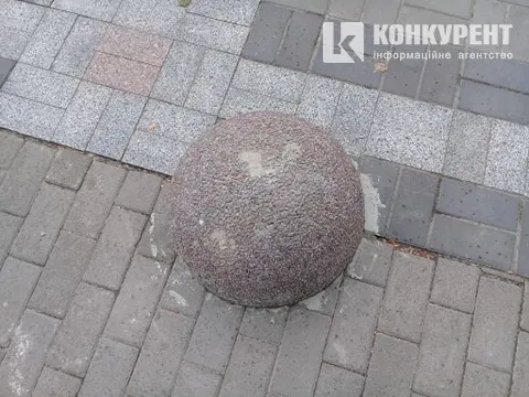 У Луцьку біля прокуратури встановили обмежувачі (фотофакт)