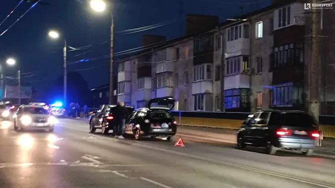 Не поділили дорогу: на мосту перед Там-Тамом аварія за участі двох авто (фото)