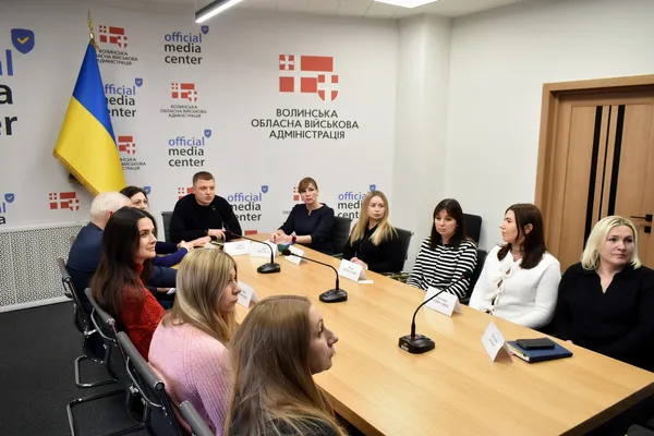 У Луцьку заступник начальника ОВА Шкітер зустрівся з матерями та дружинами військових (фото)