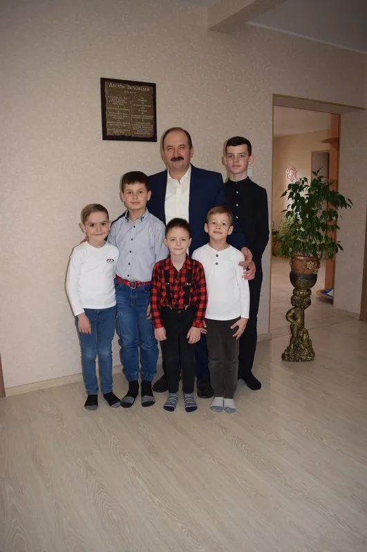 «Не чужі»: на Волині подружжя виховує дев'ятеро прийомних дітей