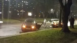 Авто влетіло в електроопору: у Луцьку на проспекті Молоді – ДТП (відео)