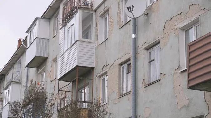 Пішли тріщини, стіни «їсть» пліснява: лучани скаржаться на аварійний будинок (відео)