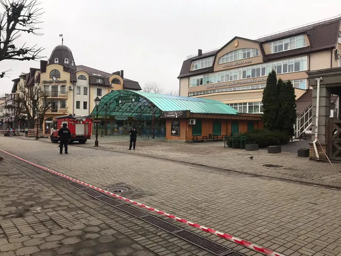 Біля ЦНАПу в Луцьку – поліція і рятувальники: говорять про замінування (фото, оновлено)