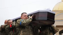 У Луцьку на колінах попрощалися зі ще одним загиблим Героєм (фото)