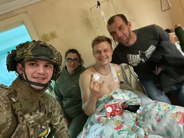 Ілля (по центру) під час лікування після отриманого поранення