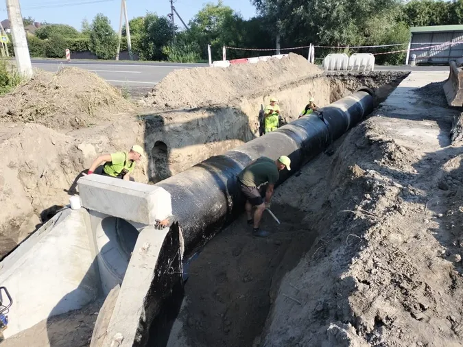 У Струмівці замінюють водопропускну трубу на трасі Н-22 (фото)